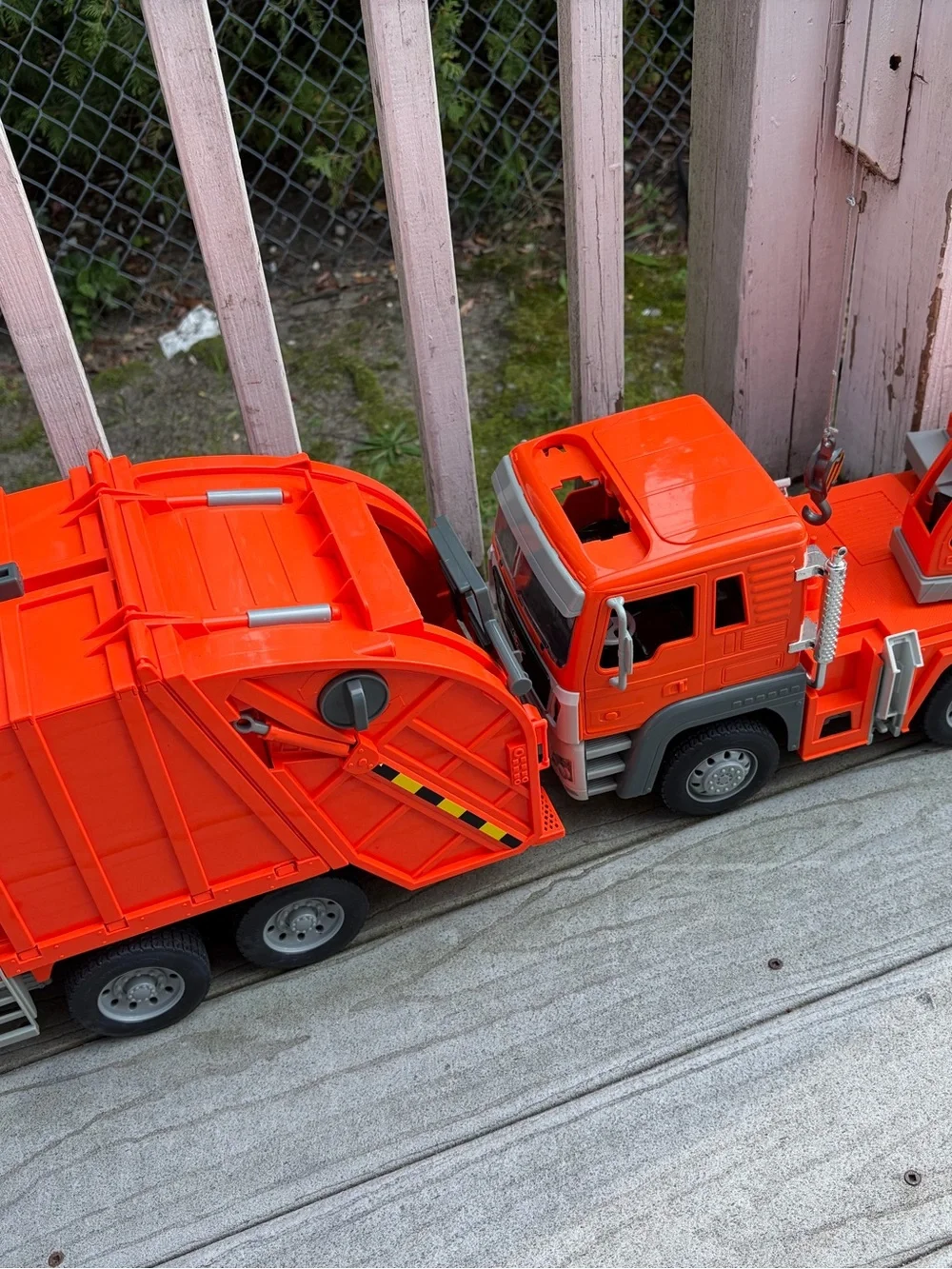 2 driven trucks battat